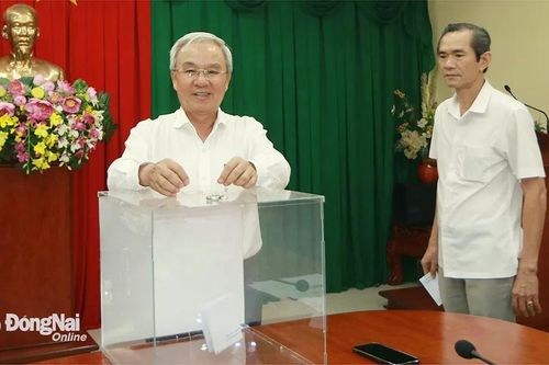 Người lao động Ủy ban MTTQ Việt Nam tỉnh đóng góp ủng hộ Quỹ Đền ơn đáp nghĩa tỉnh