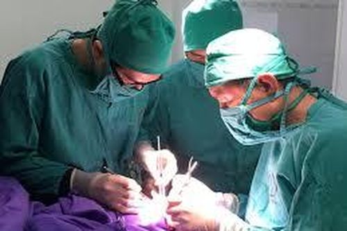 Bé nam 3 tuổi bị nang tinh hoàn có nên phẫu thuật?