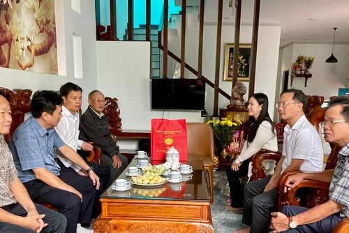 Phó Chủ tịch UBND tỉnh Nguyễn Hữu Quế thăm, tặng quà gia đình người có công tiêu biểu