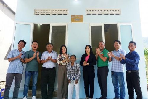 Bàn giao nhà tình nghĩa tặng hộ nghèo neo đơn xã Sơn Trung