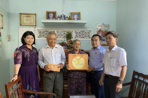 Phó Trưởng đoàn chuyên trách Đoàn Đại biểu Quốc hội tỉnh Lê Hữu Trí:: Thăm, tặng quà các gia đình chính sách tiêu biểu ở TP. Nha Trang