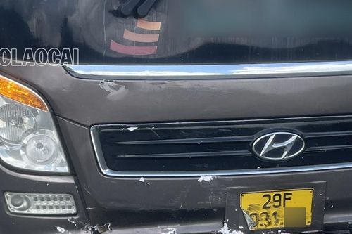 Xe khách va chạm với xe gắn máy trên Quốc lộ 4D