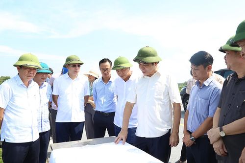 Kiểm tra tiến độ đầu tư, xây dựng cụm công nghiệp tại huyện Hạ Hòa