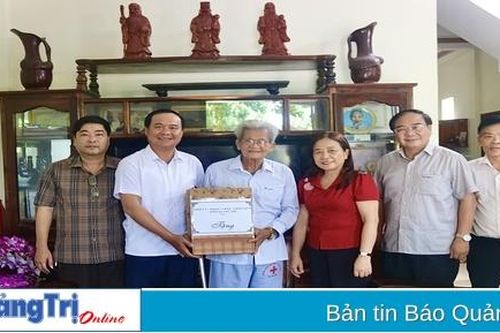 Chủ tịch UBND tỉnh Võ Văn Hưng và Trưởng Ban Dân vận Tỉnh ủy Lê Thị Lan Hương thăm, tặng quà các gia đình có công với cách mạng