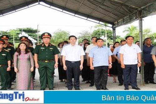 Bộ trưởng Bộ Kế hoạch và Đầu tư và lãnh đạo tỉnh Quảng Trị thực hiện các hoạt động tri ân