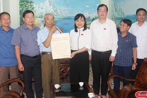 Đồng chí Chủ nhiệm Ủy ban Kiểm tra Tỉnh ủy thăm, tặng quà thương binh, bệnh binh huyện Yên Châu