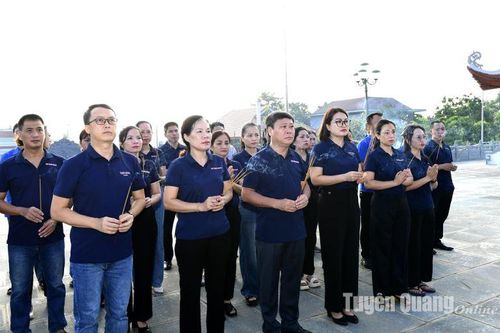 Báo Tuyên Quang dâng hương tại Nghĩa trang liệt sĩ tỉnh