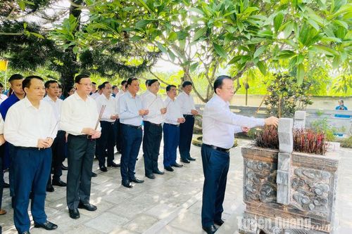Dâng hương tưởng niệm Liệt sĩ Phạm Văn Khang và đồng đội