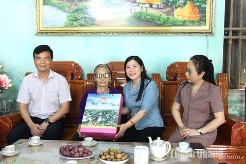 Đồng chí Phó Chủ tịch HĐND tỉnh Lê Thị Thanh Trà thăm hỏi, tặng quà gia đình chính sách xã Mỹ Bằng (Yên Sơn)