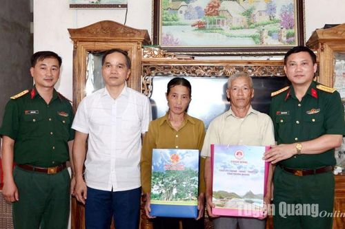 Đại tá Đặng Văn Long, Chỉ huy trưởng Bộ CHQS tỉnh tặng quà gia đình chính sách tại xã Thượng Ấm