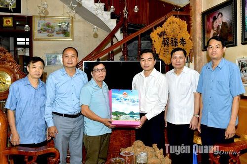 Đồng chí Trưởng Ban Tổ chức Tỉnh ủy Ma Thế Hồng thăm, tặng quà người có công huyện Chiêm Hóa