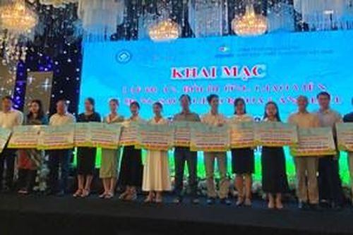 Công ty VEPIC trao tặng 15 tủ sách cho thư viện trường học