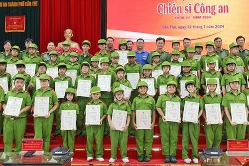 Bản lĩnh, tự tin và trưởng thành hơn qua chương trình 'Học làm chiến sĩ Công an'