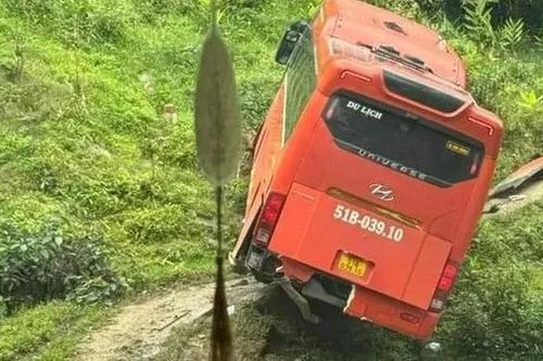 Ô tô chở 38 khách mất phanh lao ra khỏi Quốc lộ