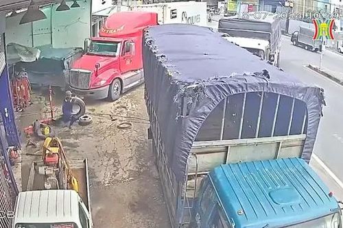 Xe tải quay đầu ẩu khiến container gặp nạn