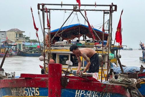 Hỗ trợ hàng nghìn khách mắc kẹt ở đảo Cát Bà do ảnh hưởng của bão số 2