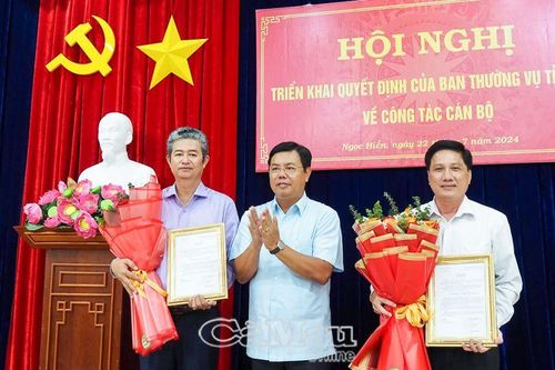 Bí thư Tỉnh ủy trao quyết định điều động, bổ nhiệm Bí thư Huyện ủy Ngọc Hiển