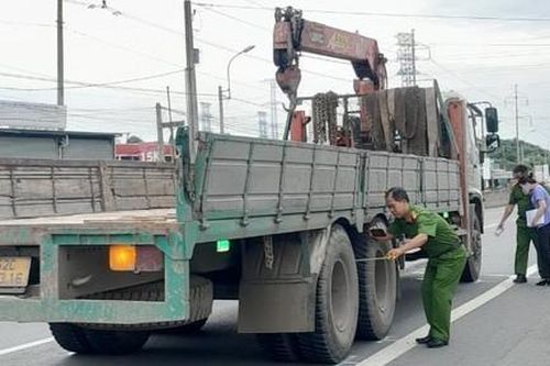 Hai vợ chồng đi xe máy bị tai nạn, chồng thoát chết, vợ tử vong thương tâm