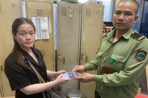 Bảo vệ Bệnh viện Bạch Mai tìm lại điện thoại cho bệnh nhân