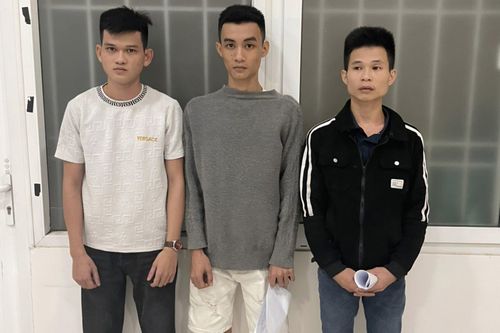 Dừng chờ đèn đỏ, nam thanh niên bị nhóm cướp đánh bất tỉnh