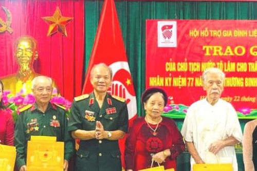 Trao quà của Chủ tịch nước tặng thân nhân, gia đình liệt sĩ