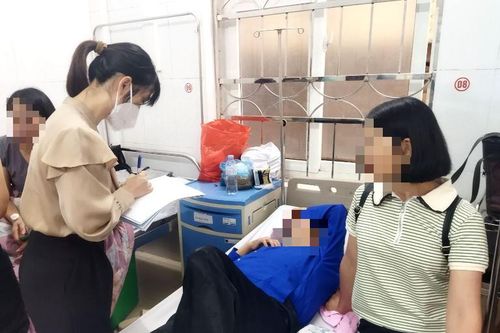 Sau bữa tối ở nhà hàng, nhiều khách du lịch nhập viện