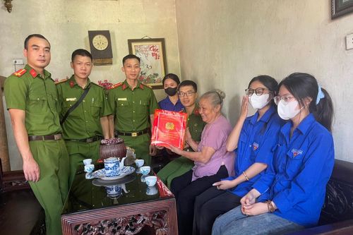 Trại tạm giam số 1 làm tốt công tác đền ơn đáp nghĩa các gia đình có công với cách mạng