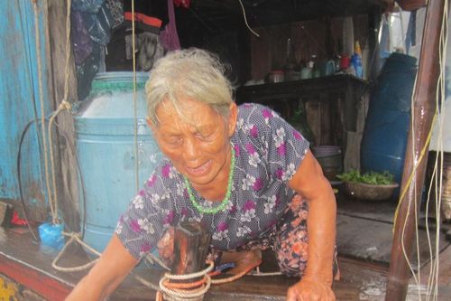 Người dân xóm chài tránh bão