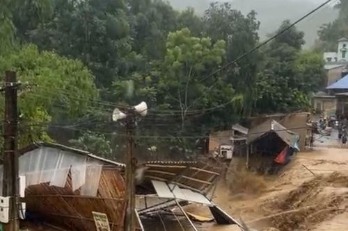 Lũ quét cuốn trôi nhà ở Thanh Hóa