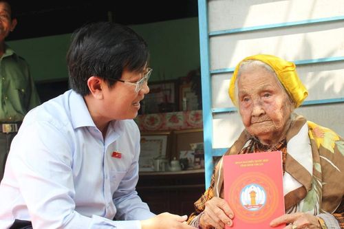 Phó Trưởng đoàn Đại biểu Quốc hội tỉnh Bình Thuận thăm, hỏi các Mẹ Việt Nam anh hùng