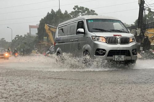 Hà Nội: Một số tuyến đường bị ngập úng vì ảnh hưởng bão số 2