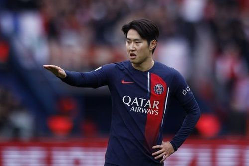 Lee Kang-in đắt hàng ở phiên chợ hè