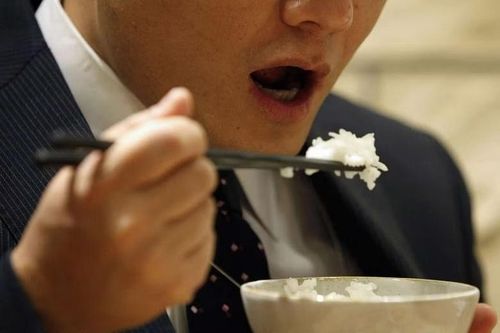 Người đàn ông Nhật ăn cơm chan nước suốt 21 năm để nghỉ hưu sớm