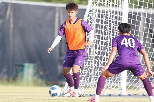Cầu thủ U19 Việt Nam nắm tay nhau, quyết đá một trận ra trò trước U19 Lào