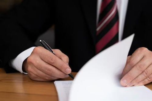 Cơ quan nào xác nhận việc đăng ký khai thác nước mặt?