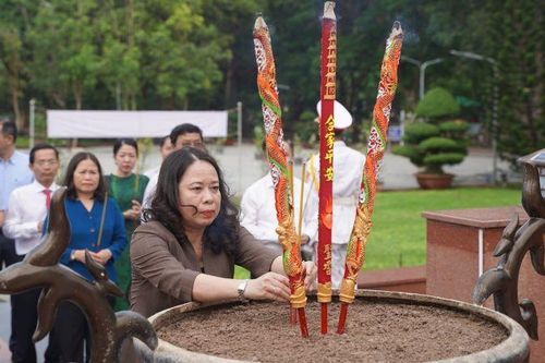 Phó Chủ tịch nước Võ Thị Ánh Xuân viếng Nghĩa trang Hàng Dương huyện Côn Đảo