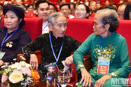 Xúc động khoảnh khắc tri ân người có công tiêu biểu của đất nước