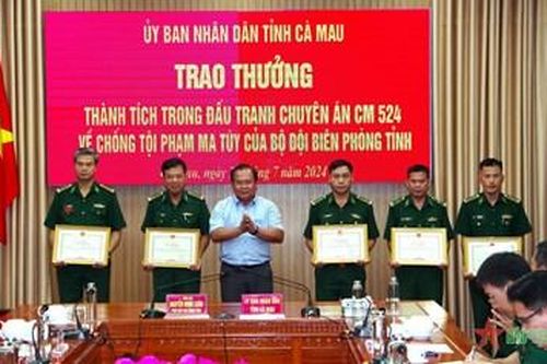 Cà Mau: Trao bằng khen tặng bộ đội biên phòng trong đấu tranh với tội phạm ma túy