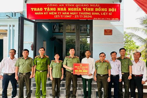 Trao tặng nhà nghĩa tình đồng đội cho thân nhân Liệt sĩ CAND