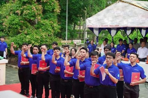 16 sinh viên tiêu biểu trường ĐH Bách khoa (ĐHQG TP. HCM) được kết nạp Đảng tại mặt trận 'Mùa Hè Xanh' tỉnh Đồng Tháp
