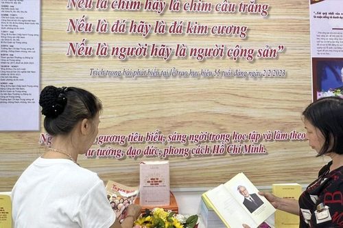 Người dân bày tỏ tình cảm tại các không gian tưởng niệm Tổng Bí thư Nguyễn Phú Trọng