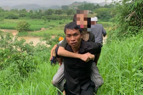 Ba cán bộ xã và người dân cứu bé gái bị nước cuốn trôi