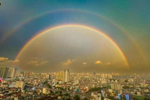 Cầu vồng đôi xuất hiện giữa bầu trời ráng vàng Hà Nội gây chú ý