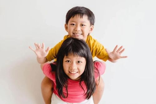 Mẹo hữu ích giúp con cái yêu thương, hòa thuận với nhau
