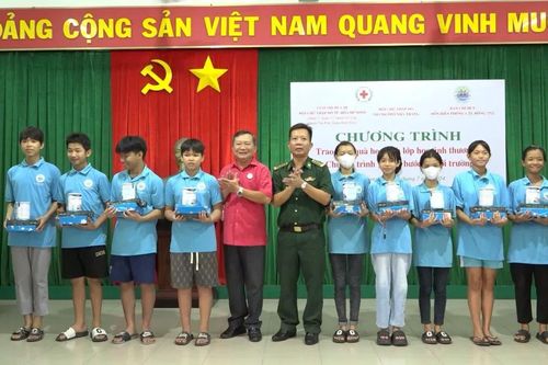 Tặng quà học sinh 'lớp học tình thương'