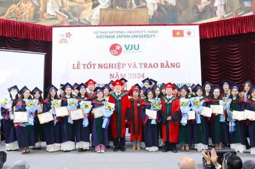 32 tân cử nhân được Trường Đại học Việt Nhật trao Bằng tốt nghiệp