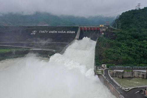 Mở tiếp cửa xả đáy thứ 3 hồ thủy điện Hòa Bình vào hồi 22 giờ ngày 23/7