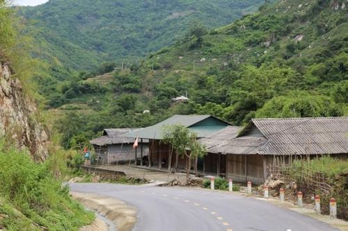 Mường Lát (Thanh Hóa): Dự án tái định cư chậm tiến độ, hàng chục hộ dân sống 'bất an' trước nguy cơ sạt lở!