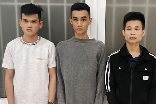 Dừng đèn đỏ, nam thanh niên bị nhóm người đánh bất tỉnh cướp tài sản