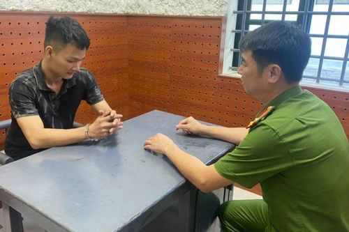 Thanh niên đánh cán bộ vì không cho qua đường đang sạt lở